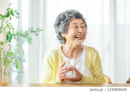 水を飲むシニア女性 水を飲むシニア女性 129969689