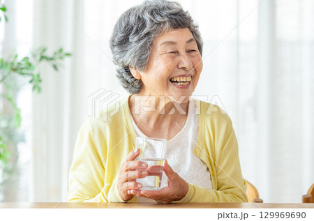 水を飲むシニア女性 129969690