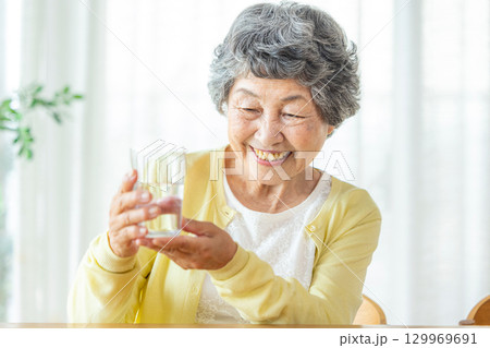 水を飲むシニア女性 水を飲むシニア女性 129969691
