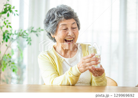 水を飲むシニア女性 129969692