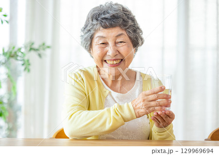 水を飲むシニア女性 129969694