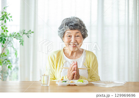 お弁当を食べるシニア女性 お弁当を食べるシニア女性 129969696