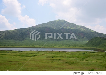 晩夏の草千里ケ浜 129969706