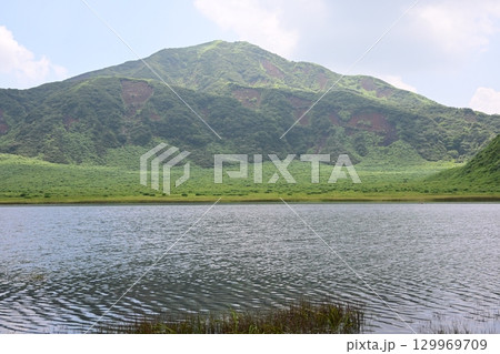 晩夏の草千里ケ浜 129969709