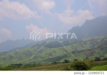 夏霞の阿蘇山根子岳高岳 夏霞の阿蘇山根子岳高岳 129969721