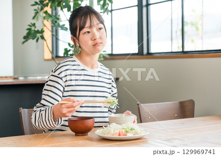 野菜嫌い,好き嫌い,食べられない小学生の女の子,子供 129969741