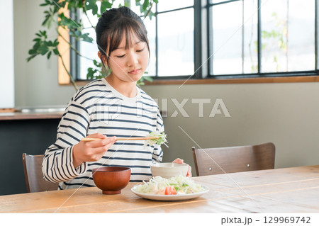 野菜嫌い,好き嫌い,食べられない小学生の女の子,子供 129969742