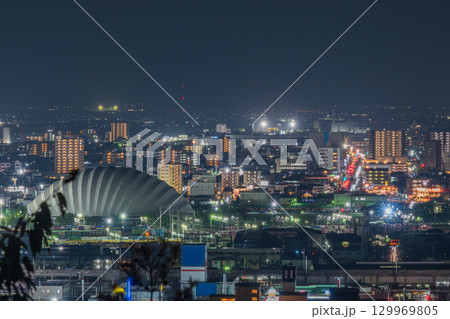 日本の岡山県岡山市の都市夜景と打ち上げ花火 129969805