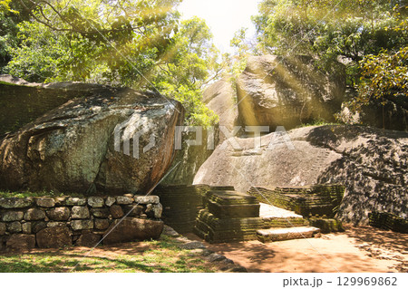 シーギリヤロックに差し込む太陽光線合成 129969862