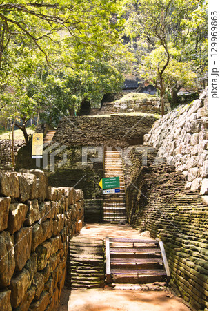 シーギリヤロックへ上る道 シーギリヤロックへ上る道 129969863