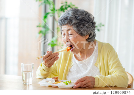 食事をするシニアイメージ 食事をするシニアイメージ 129969874