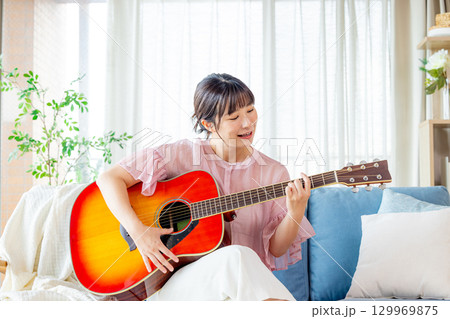 ギターを弾く若い女性 ギターを弾く若い女性 129969875