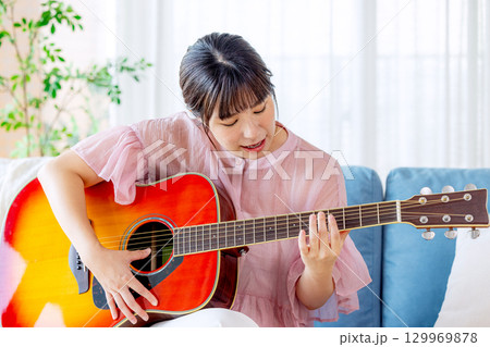 ギターを弾く若い女性 ギターを弾く若い女性 129969878