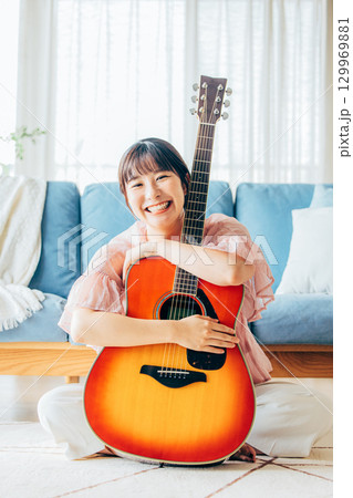 ギターを弾く若い女性 129969881