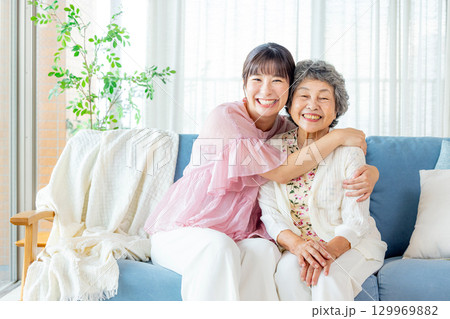 仲良しのおばあちゃんと孫娘 129969882