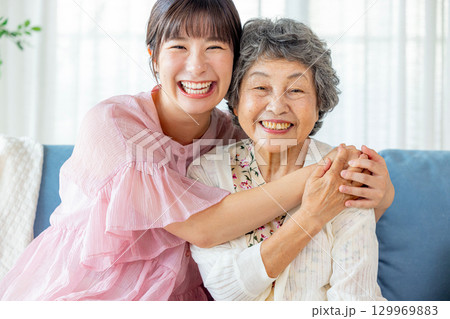 仲良しのおばあちゃんと孫娘 129969883