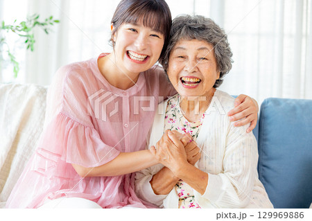 仲良しのおばあちゃんと孫娘 129969886