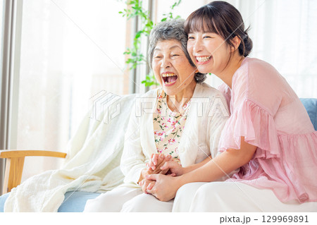 仲良しのおばあちゃんと孫娘 129969891
