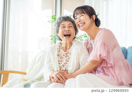 仲良しのおばあちゃんと孫娘 129969893