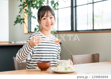 トマト,野菜を食べる食事する小学生,中学生の女の子 129969894