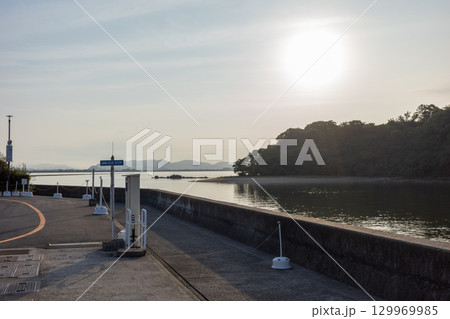 日本の岡山県岡山市の新岡山港の美しい夏の朝の風景 日本の岡山県岡山市の新岡山港の美しい夏の朝の風景 129969985