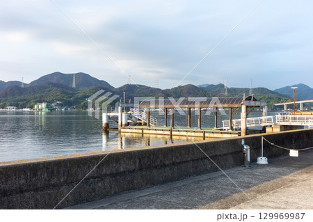 日本の岡山県岡山市の新岡山港の美しい夏の朝の風景 日本の岡山県岡山市の新岡山港の美しい夏の朝の風景 129969987