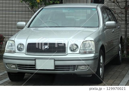駐車場に停めた車(トヨタ・プログレ) 駐車場に停めた車(トヨタ・プログレ) 129970021