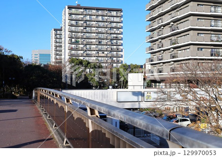マンションが建ち並ぶ住宅街の風景 129970053