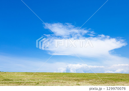北海道美瑛町の爽やかな青空とクリーンな大地のイメージ風景 129970076