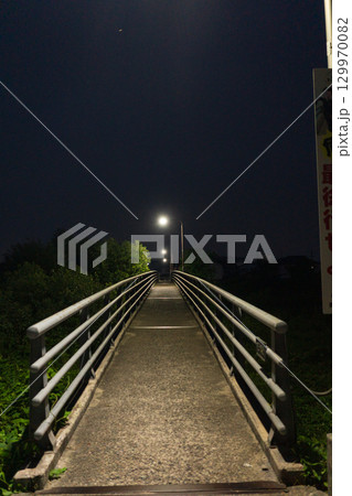 日本の岡山県岡山市の早朝の住宅街の美しい風景 129970082