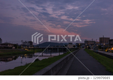 日本の岡山県岡山市の早朝の住宅街の美しい風景 日本の岡山県岡山市の早朝の住宅街の美しい風景 129970085