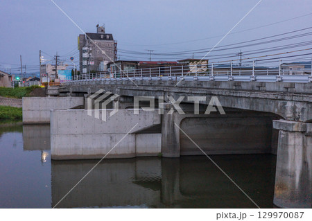 日本の岡山県岡山市の早朝の住宅街の美しい風景 129970087