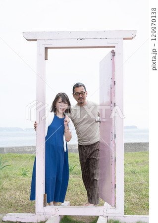 日間賀島のどこでもドアをくぐるカップル 129970138