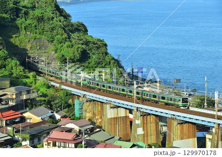 東海道線と海 129970178