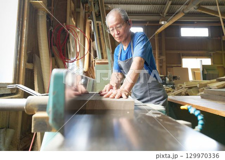 木材加工機を使って作業する熟練職人 129970336