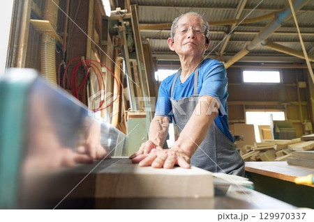 木材を削る高齢の木工職人 木材を削る高齢の木工職人 129970337