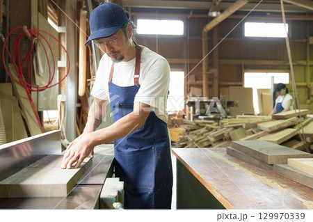 板材を加工する熟練工 129970339