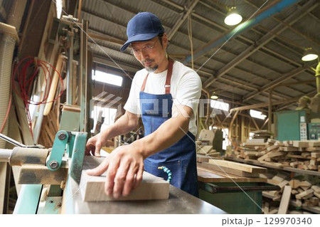 板材を加工する熟練工 129970340