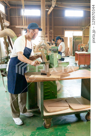 木工所で働く作業員 木工所で働く作業員 129970344