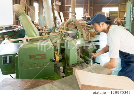 自動鉋盤を調整する木工職人 129970345