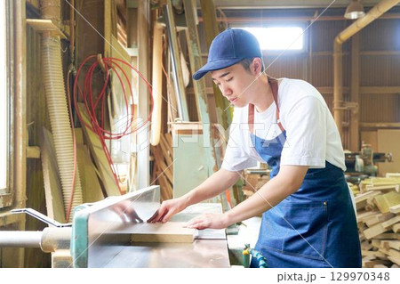 木工所で木材加工に取り組む若手作業員 129970348