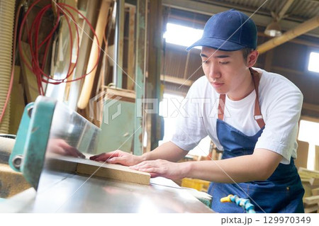 木工所で木材加工に取り組む若手作業員 129970349