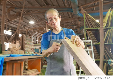 木材の寸法を確認するベテラン技術者 木材の寸法を確認するベテラン技術者 129970352
