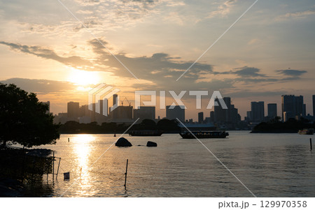 お台場の海岸沿い　夕景 129970358