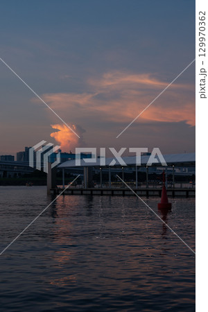 お台場の海岸沿い　夕景 129970362