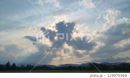 白い雲の隙間から差し込む太陽の光とエンジェルラダー 129970369