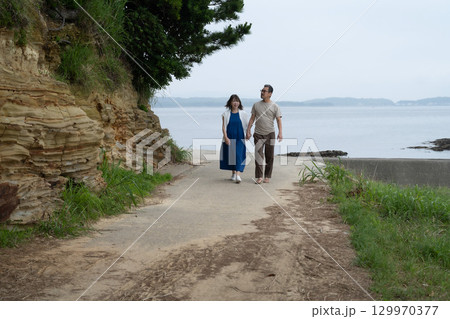 日間賀島の海をお散歩する2人　愛知県南知多 129970377