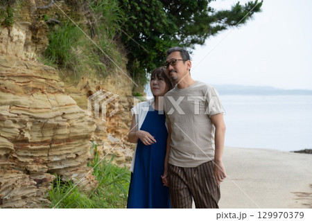 日間賀島の海をお散歩する2人 愛知県南知多 日間賀島の海をお散歩する2人 愛知県南知多 129970379