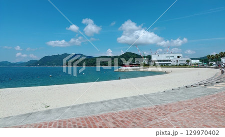 夏の海と青空が広がる穏やかな景色 129970402
