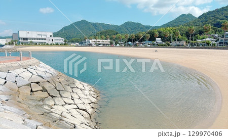 夏の海と青空が広がる穏やかな景色 129970406